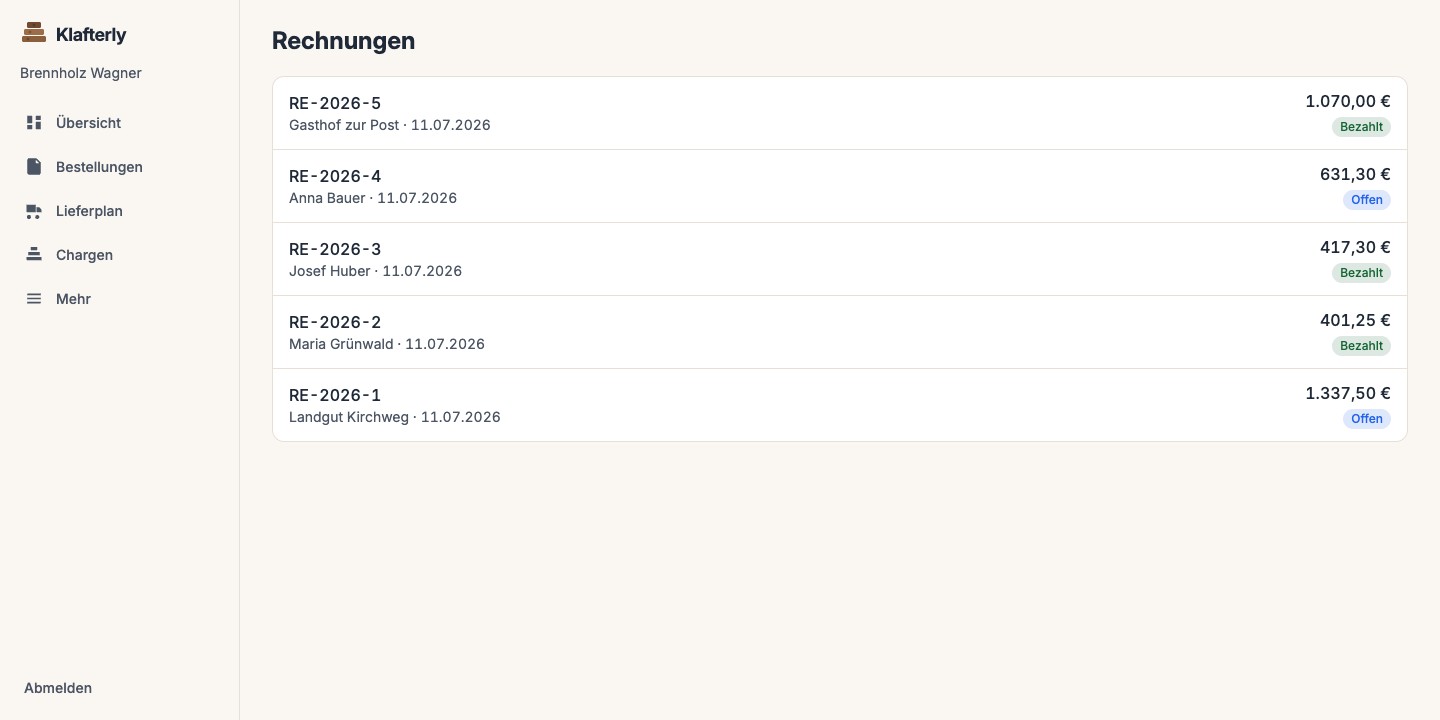 Rechnungsliste mit Nummern, Beträgen und Status offen/bezahlt